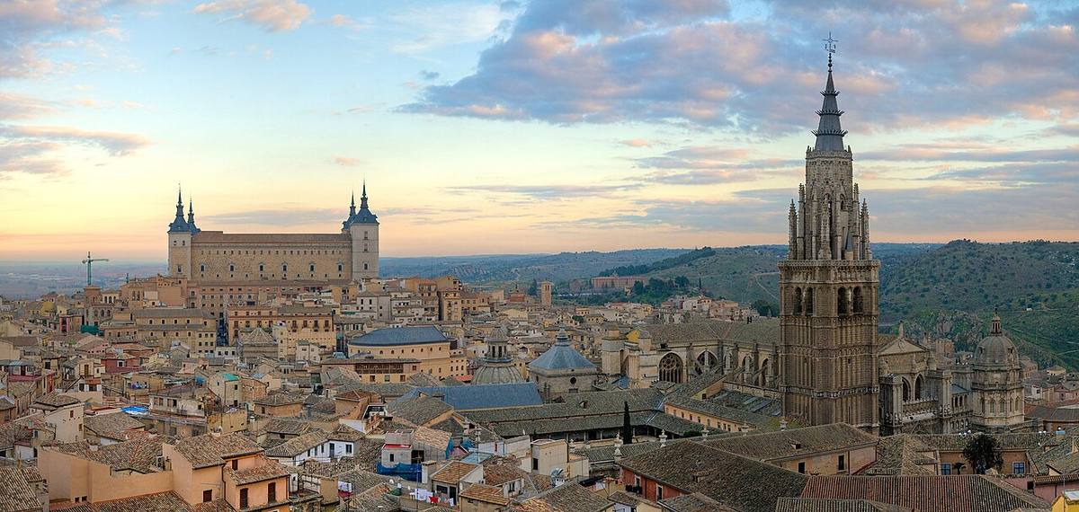 Vista panorámica del skyline y edificios de Toledo.