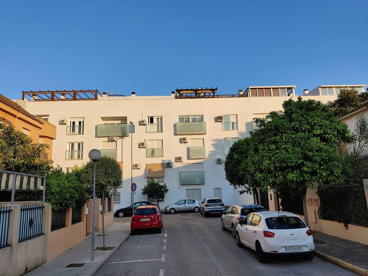 Bloque de viviendas plurifamiliares con aparcamiento en superficie.
