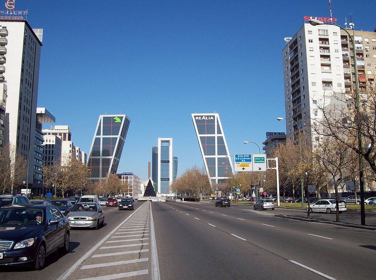 Perspectiva de las torres KIO y el área de negocios del paseo de la Castellana en Madrid.