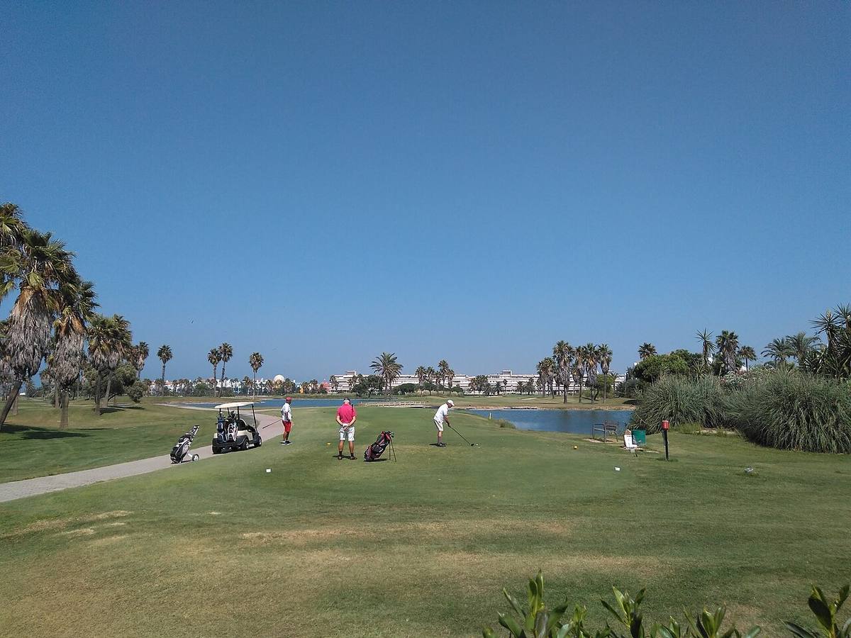 Campo de golf en Costa Ballena, zona donde se ubica la promoción Playa Azul.