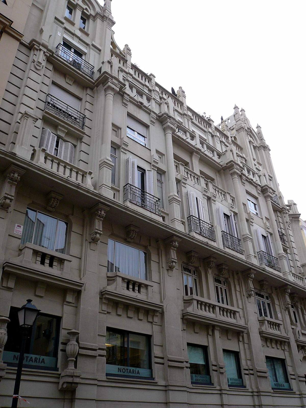 Edificio de viviendas en la calle del Monte Esquinza de Madrid.