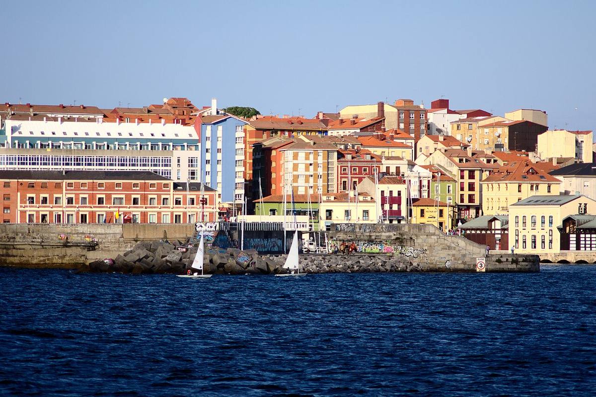 Edificios residenciales frente a la costa en el centro de Gijón.