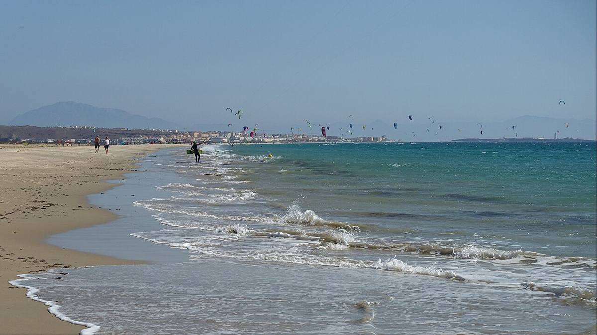 Playa de Tarifa con practicantes de kitesurf.