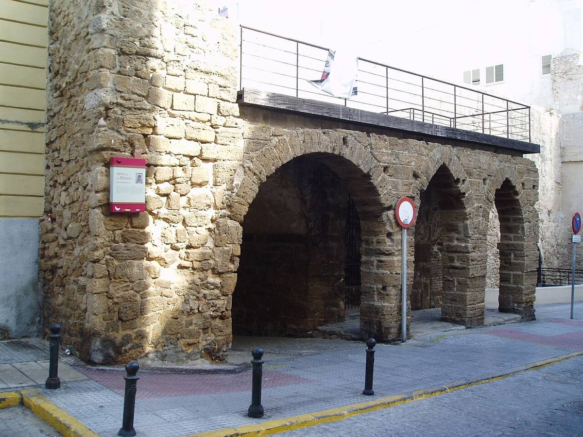 Arco de los Blanco en el barrio del Pópulo, Cádiz.