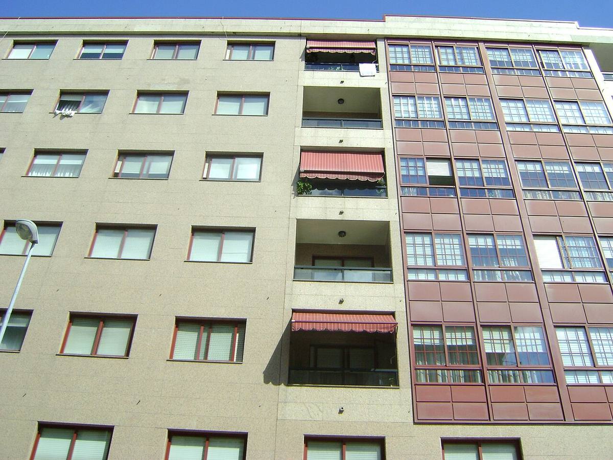 Fachada de un bloque de viviendas en la Urbanización El Sol.