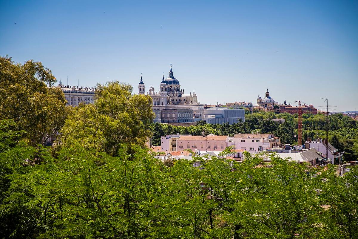 Panorámica de los tejados de Madrid con la Catedral de la Almudena al fondo.