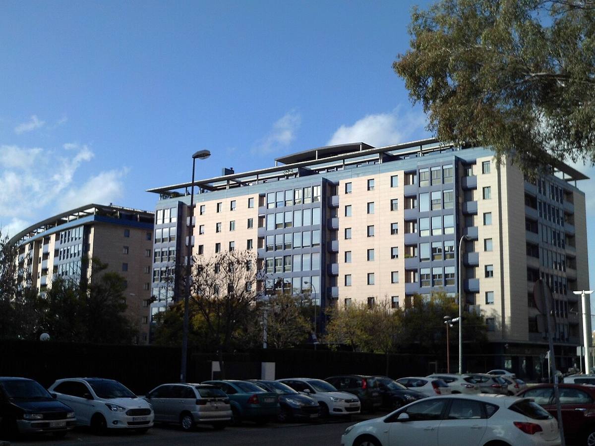 Bloques de edificios de apartamentos modernos con zona de aparcamiento.