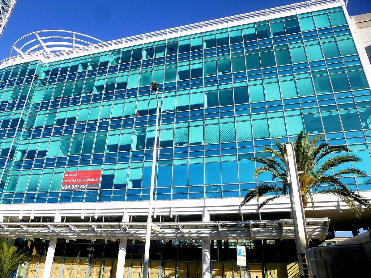 Edificio con oficinas disponibles en la Avinguda del Litoral de Barcelona.