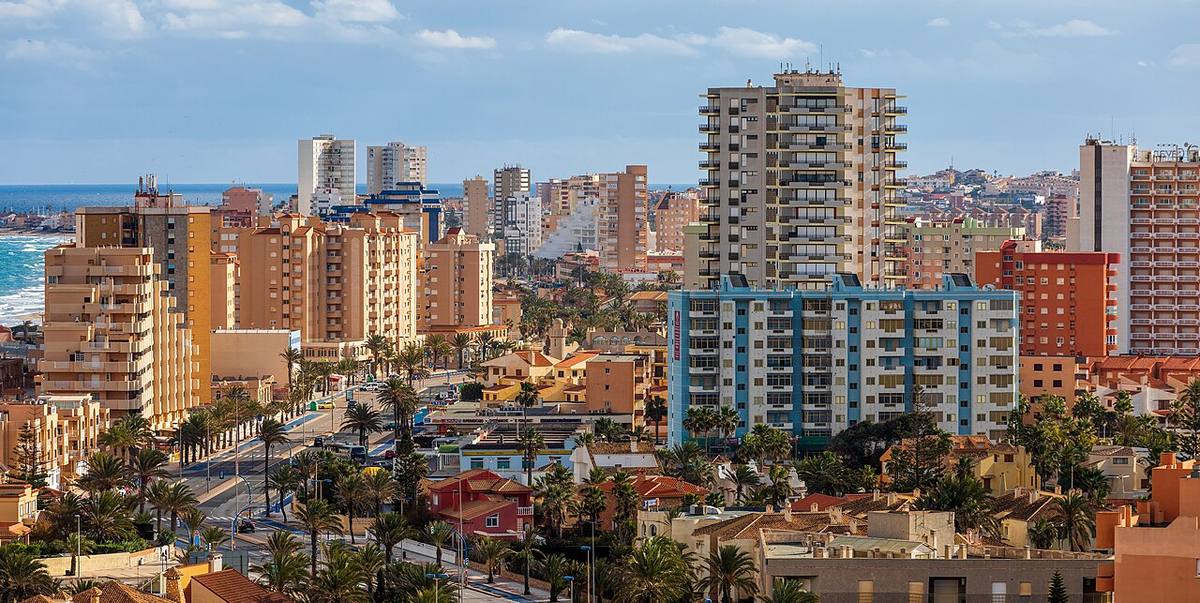 Edificios residenciales en La Manga del Mar Menor, en la Región de Murcia.