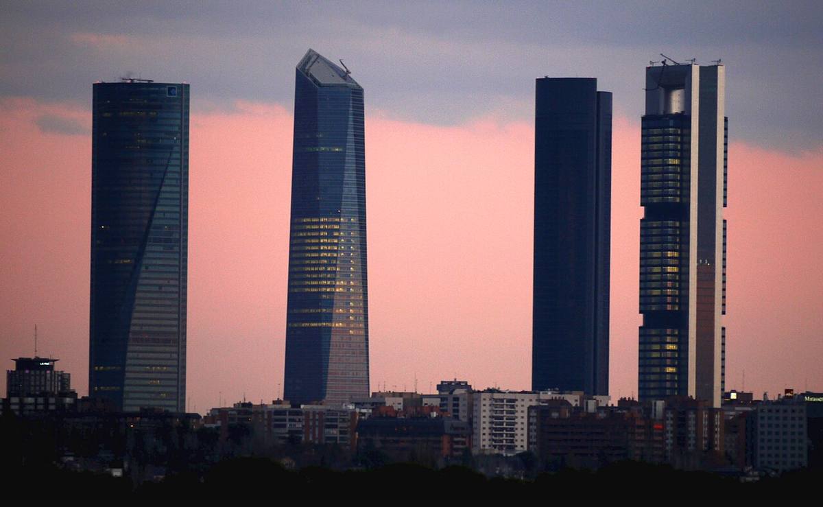 Vista panorámica del complejo Cuatro Torres Business Area en Madrid al atardecer.
