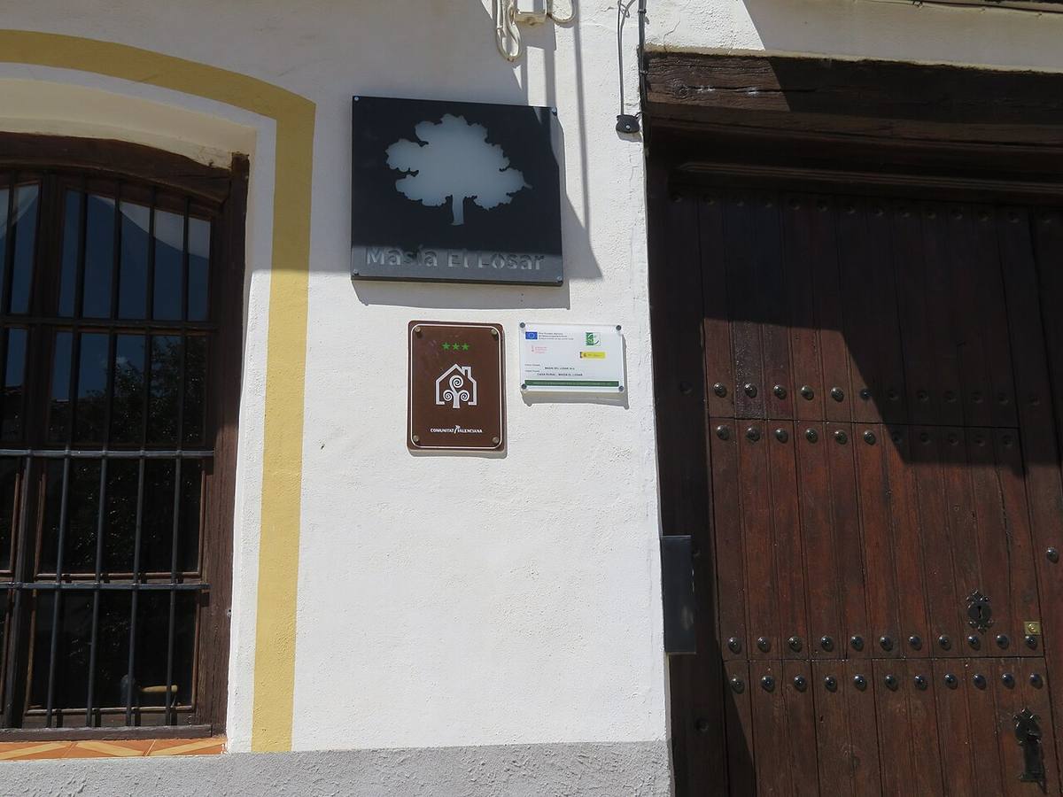 Placa distintiva de una casa rural de alquiler vacacional en España.