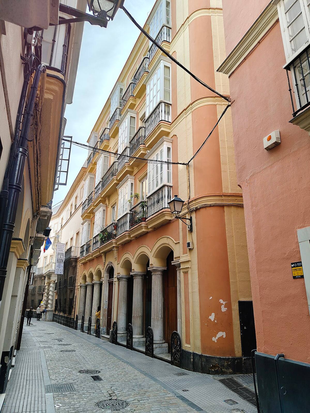 Edificios de viviendas en una calle del centro de Cádiz.