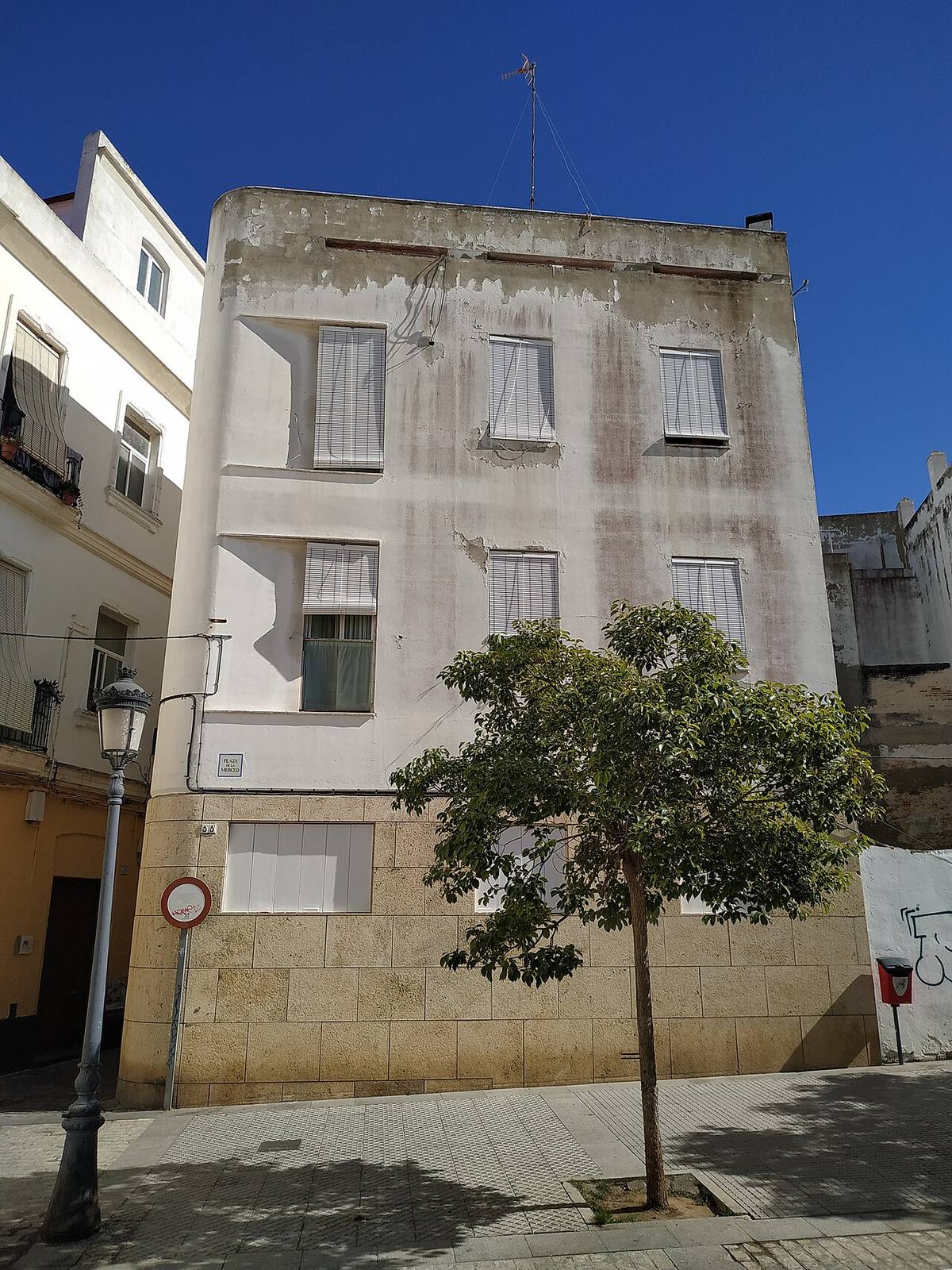 Edificio de viviendas de protección oficial en el centro de Cádiz.
