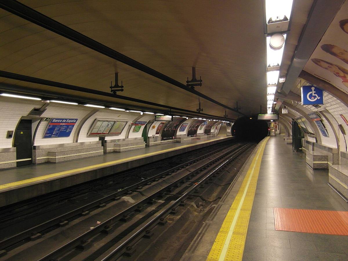 Andenes de la estación de Metro Banco de España en Madrid.