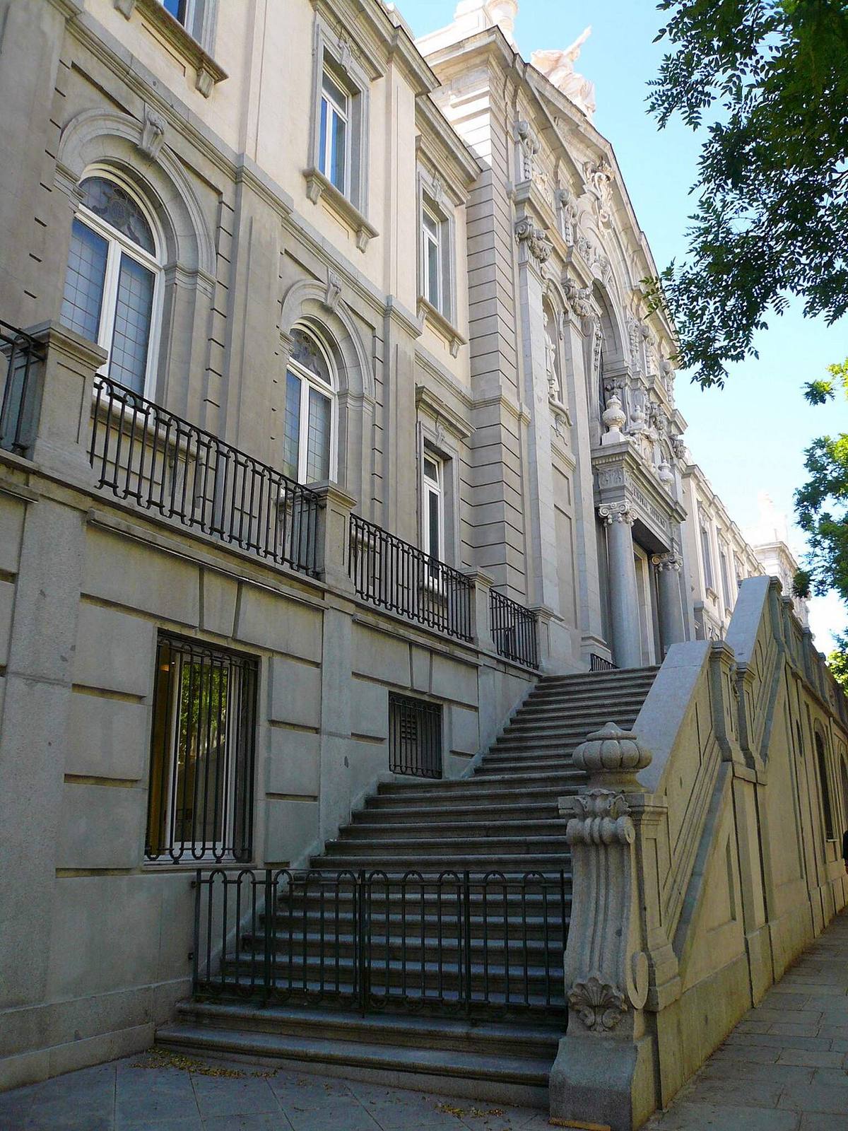 Escalinata y fachada lateral del Tribunal Supremo en Madrid.