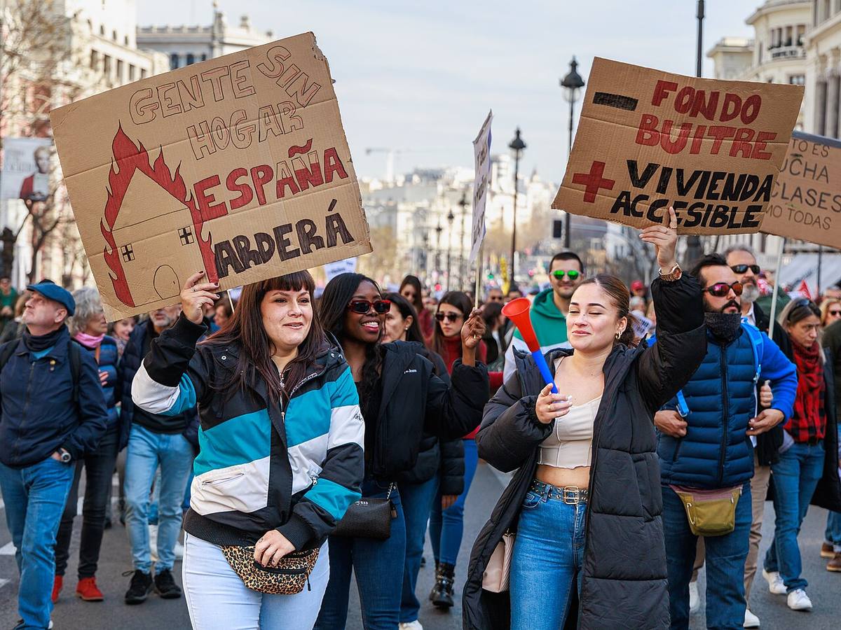 Manifestantes en Madrid con pancartas reclamando el acceso a una vivienda digna.