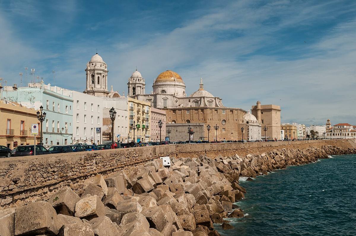 Fachada marítima de Cádiz capital con la Catedral al fondo.