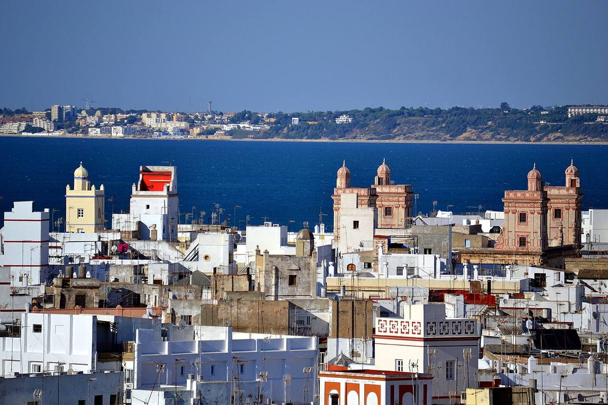 Vistas de las azoteas y torres mirador de la ciudad de Cádiz.