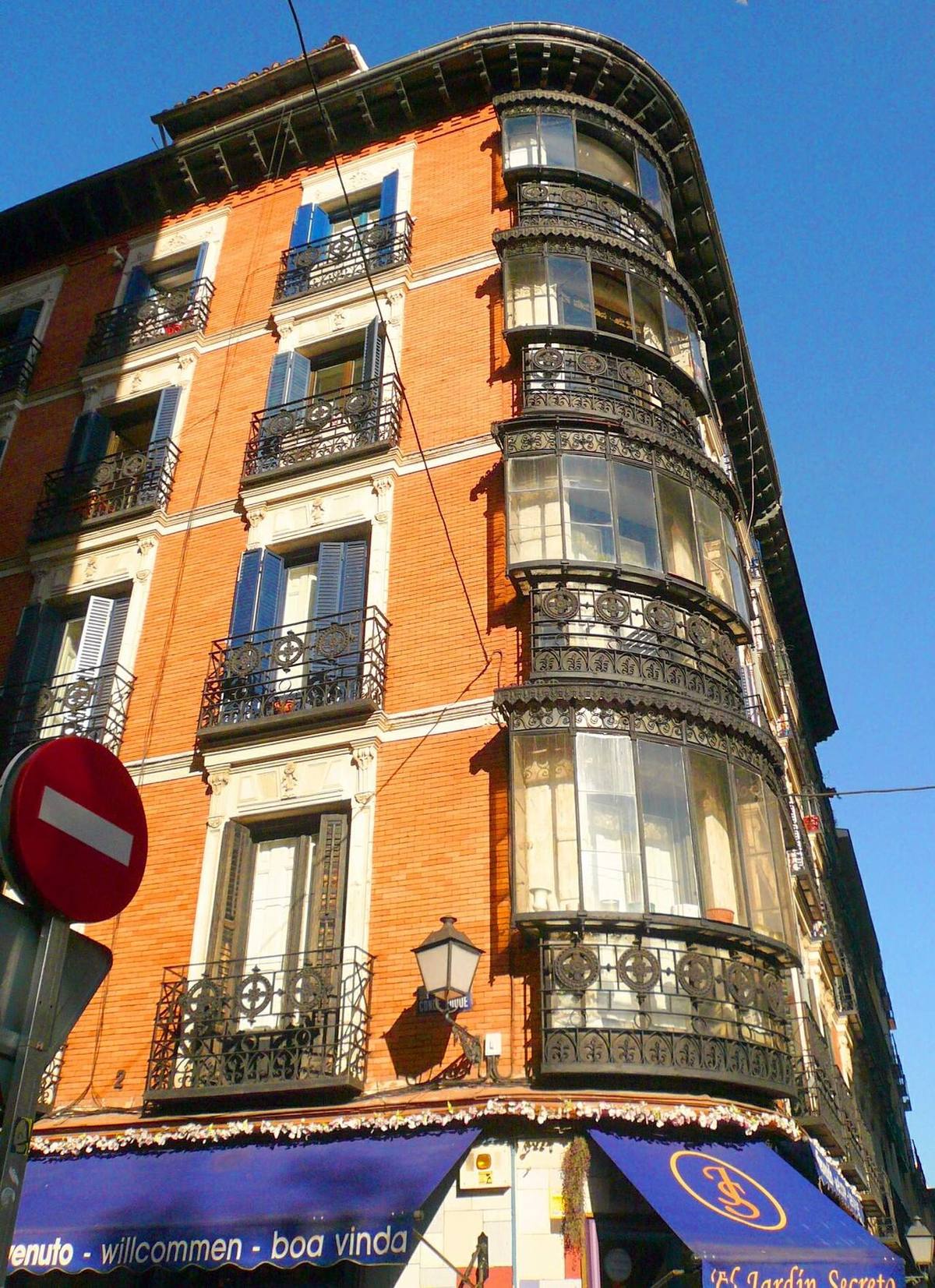Fachada de un edificio residencial clásico en el centro de Madrid.