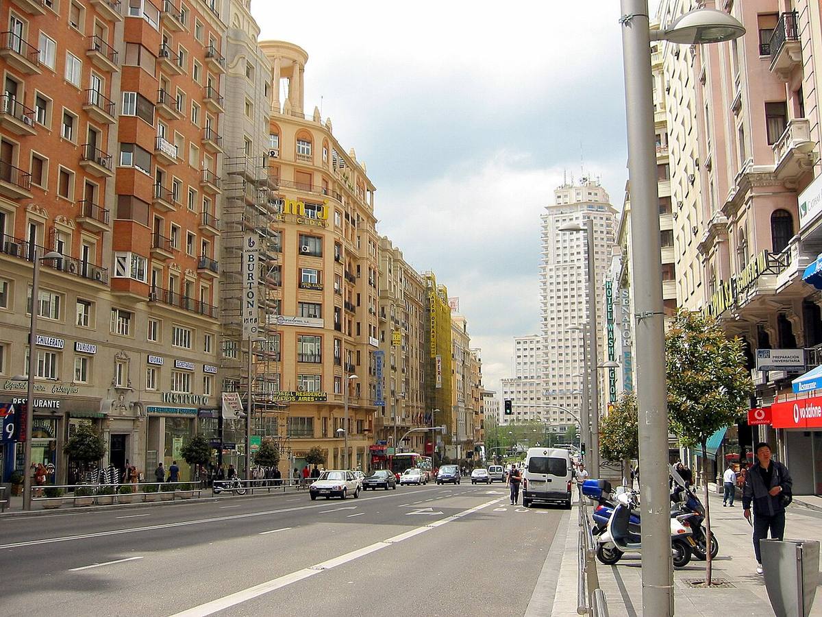 Vista de edificios residenciales y comerciales en la Gran Vía de Madrid.
