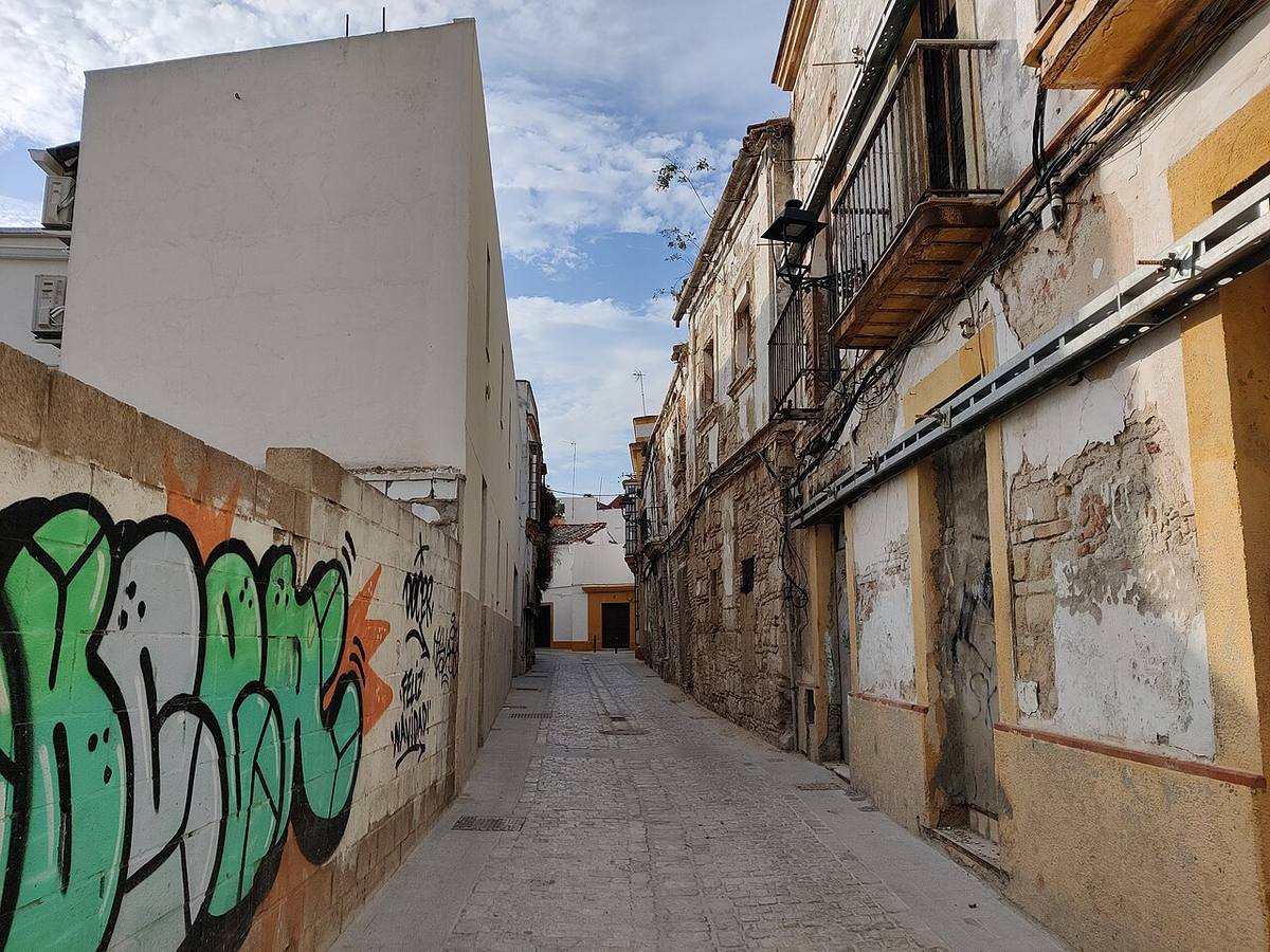 Calle del centro histórico de Jerez de la Frontera con edificios para rehabilitar.