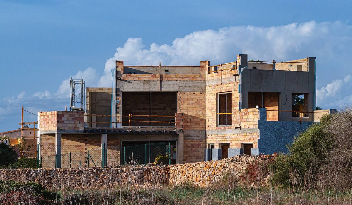 Obra de vivienda unifamiliar en fase de construcción de cerramientos.