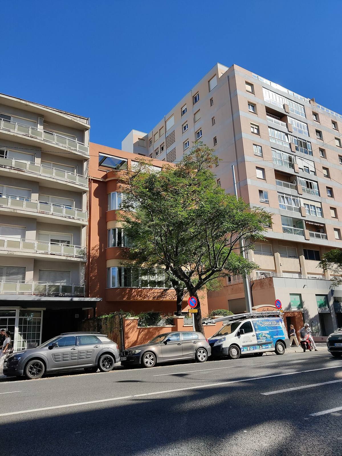 Edificios de viviendas plurifamiliares en una avenida de Cádiz.