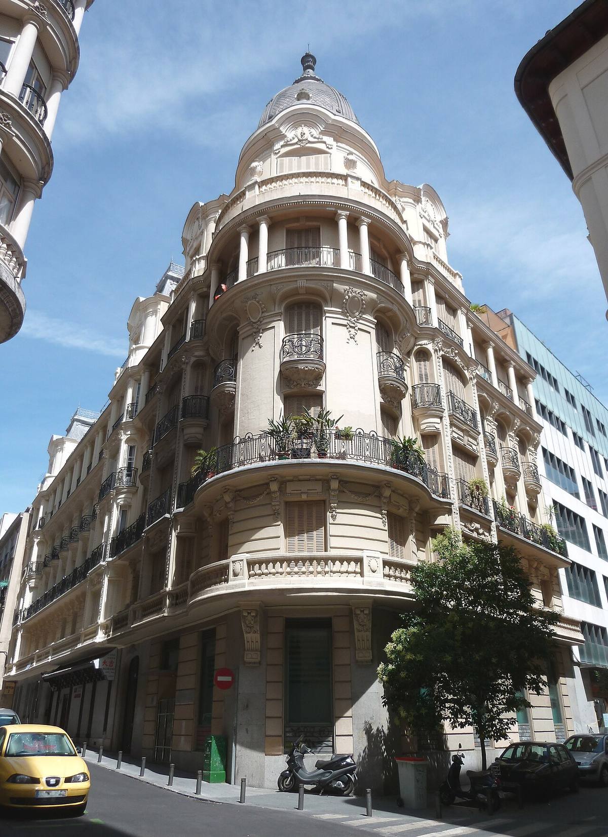 Detalle de un edificio residencial histórico en el centro de Madrid.