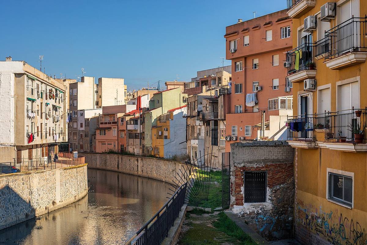 Edificios de viviendas junto al río Segura en Orihuela, Alicante.