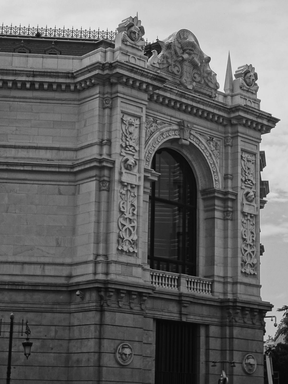 Detalle arquitectónico de la fachada del Banco de España en Madrid.
