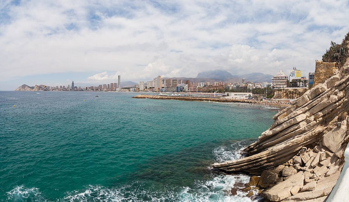 Vista panorámica de la costa y edificios residenciales en Benidorm.