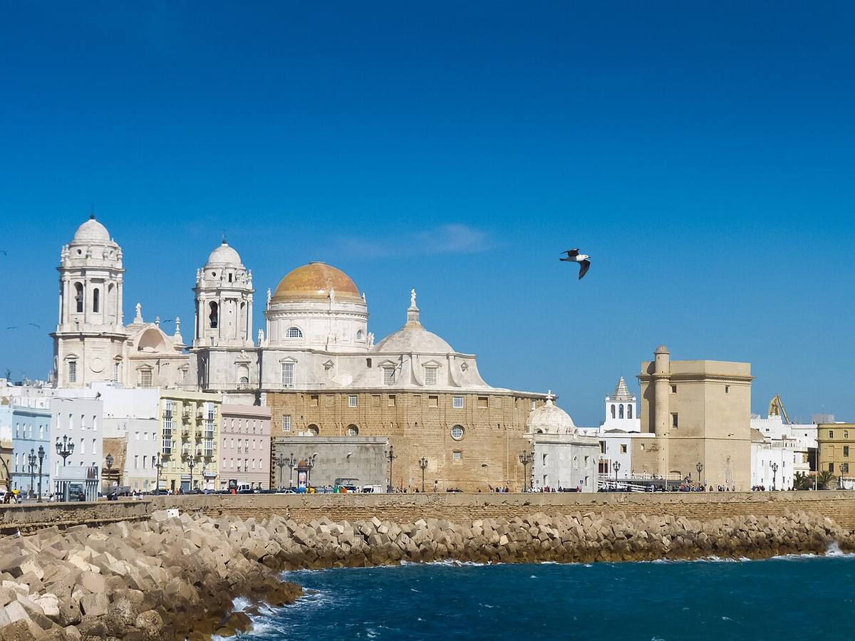 La Catedral de Santa Cruz y el casco histórico de Cádiz.