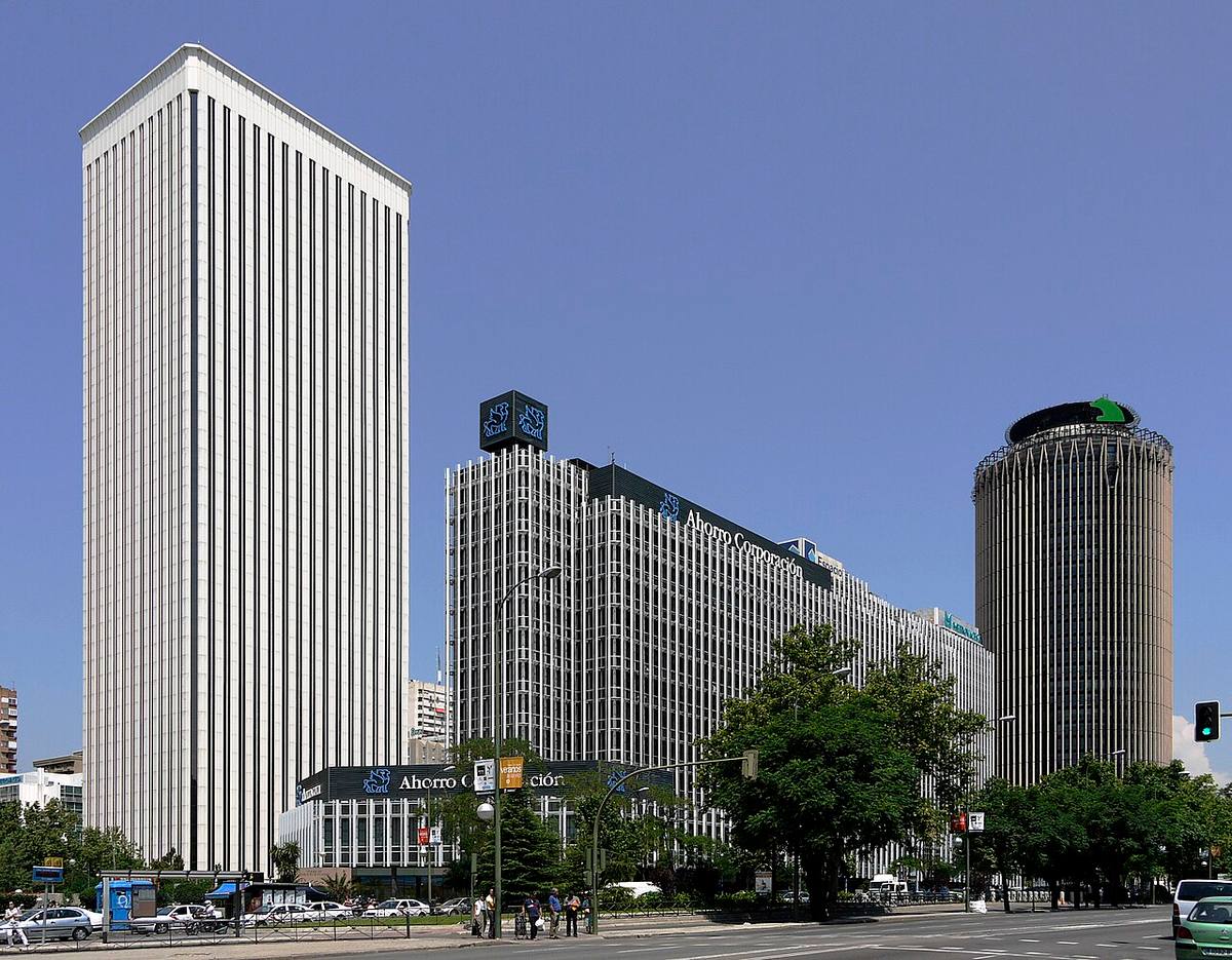 Edificios de oficinas y negocios en el Paseo de la Castellana, Madrid.