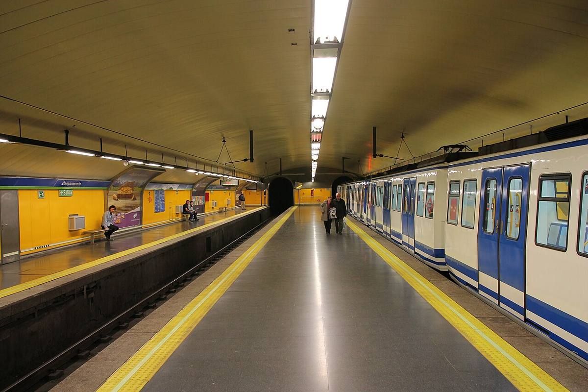 Andenes de la estación de Metro de Campamento, en el distrito de Latina.