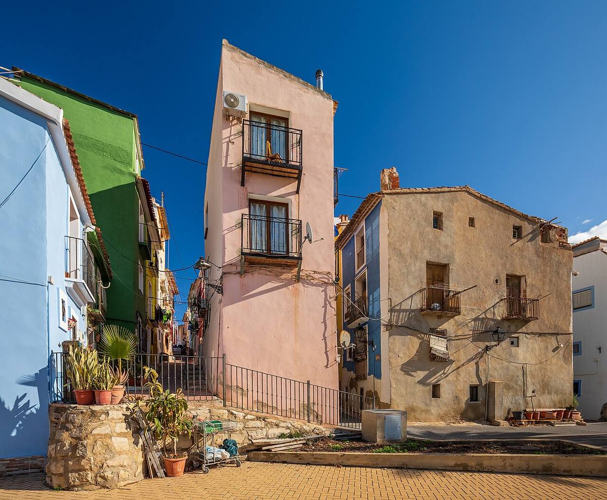 Edificios residenciales en el casco antiguo de La Vila Joiosa, Alicante.