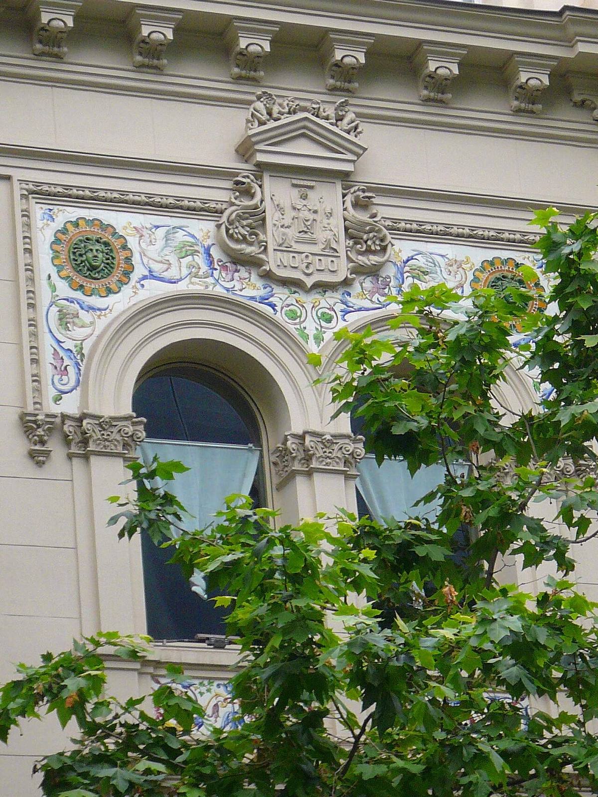 Detalle de la fachada del Centro Comercial ABC Serrano en la calle Serrano, Madrid.
