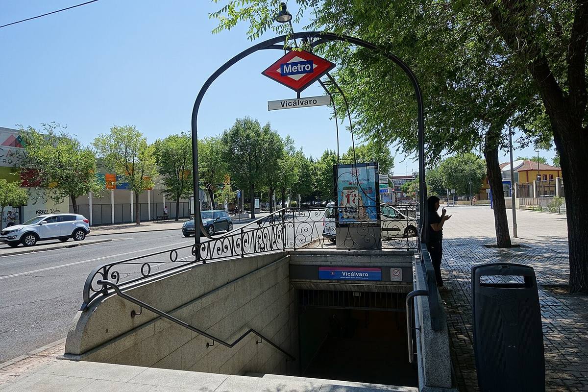Entrada a la estación de metro de Vicálvaro en Madrid.