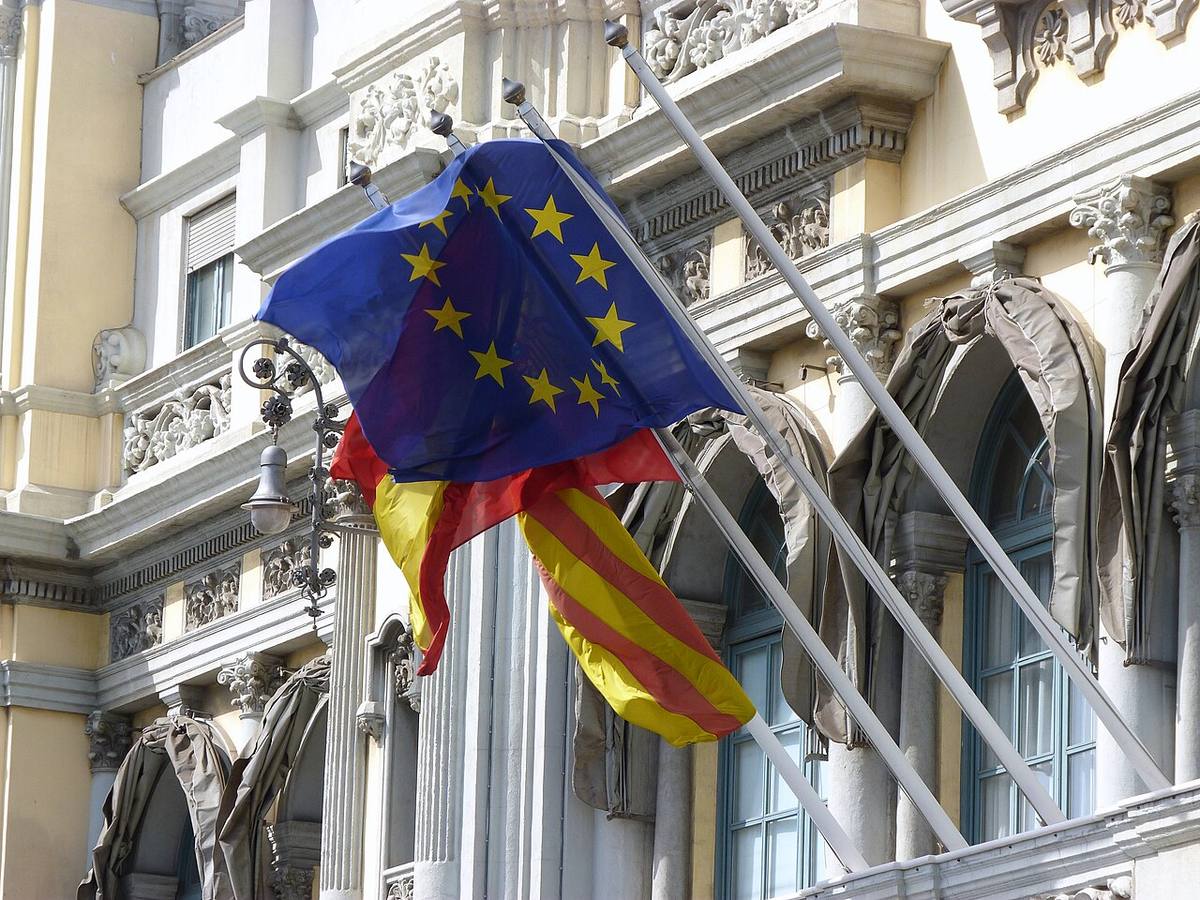Banderas de la Unión Europea, España y Cataluña en un edificio institucional de Barcelona.