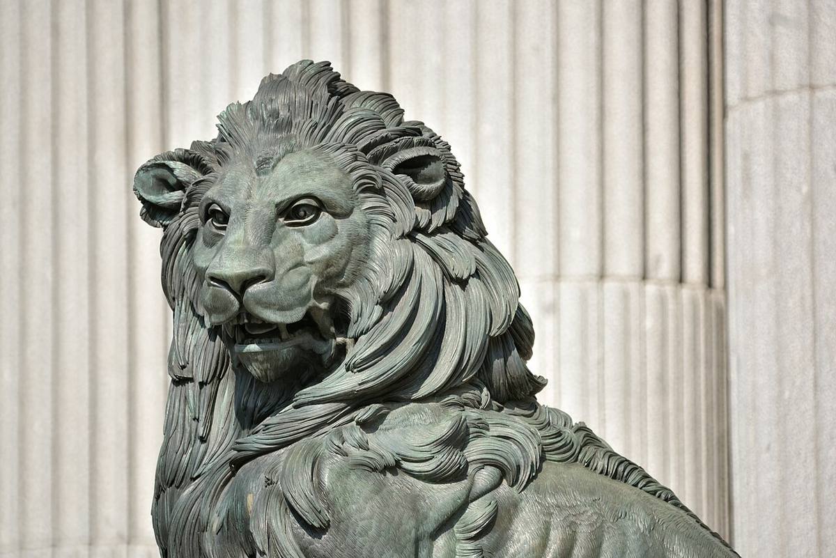 Escultura de león en la entrada del Congreso de los Diputados en Madrid.