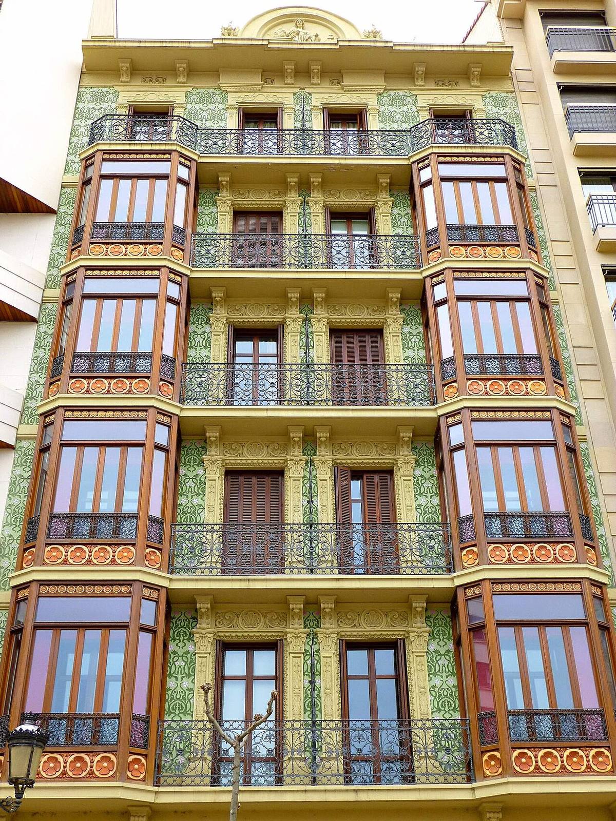 Fachada de un edificio residencial en la Avenida de La Rioja de Logroño.