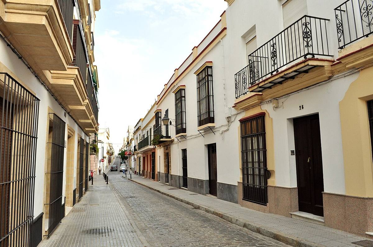 Viviendas tradicionales en la calle Sol del barrio de San Miguel, en Jerez.