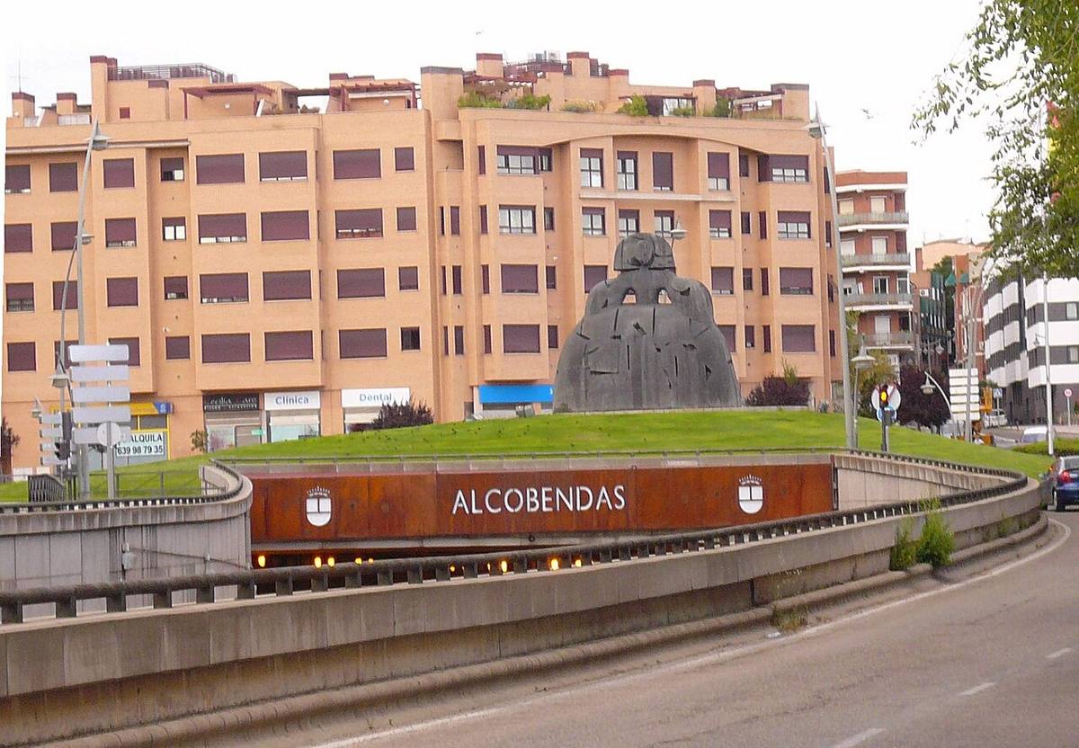 Escultura de la Menina en una zona residencial de Alcobendas.