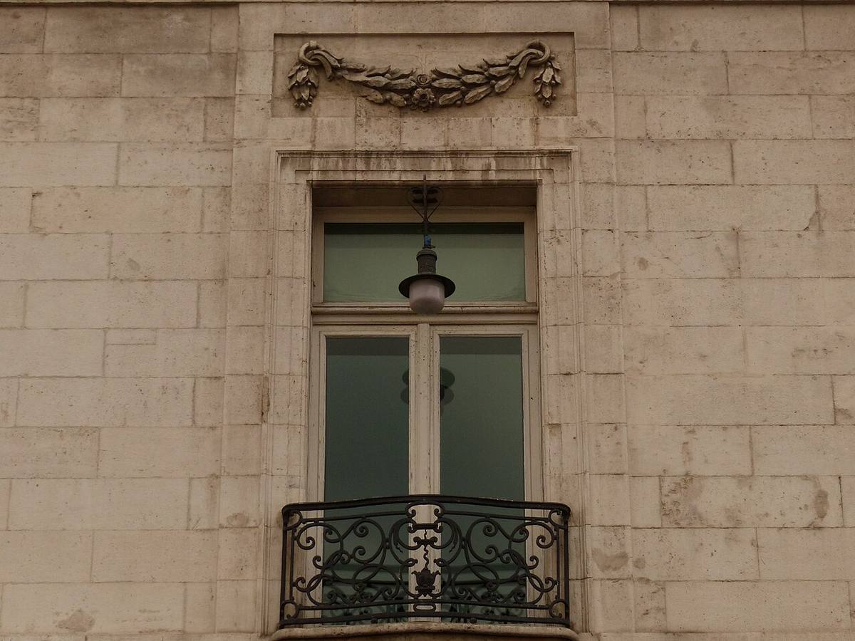Detalle de un vano en la fachada de la Real Casa de Correos en Madrid.
