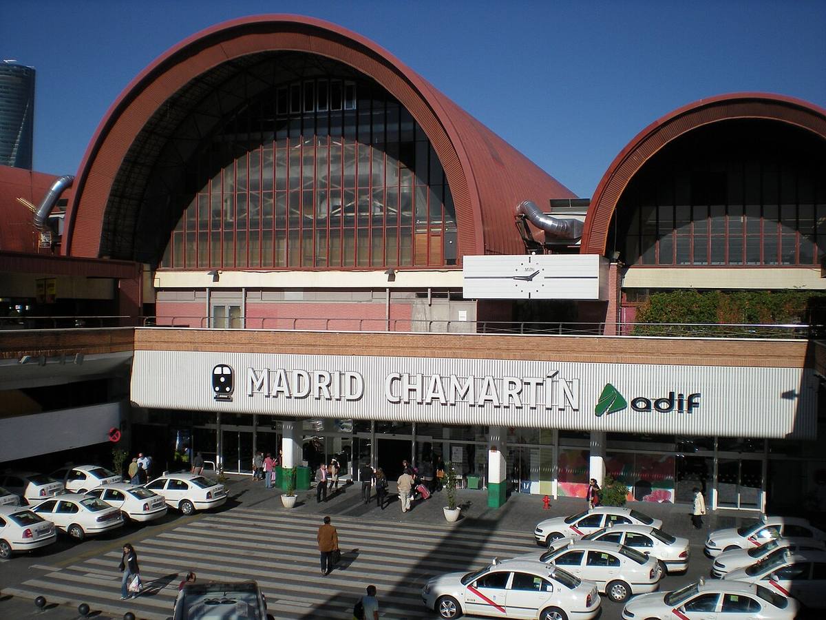 Fachada principal de la estación de tren de Madrid-Chamartín.