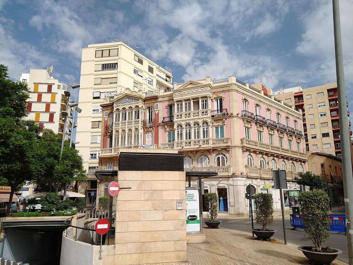 Edificio de viviendas de Carmen Algarra en una zona urbana.