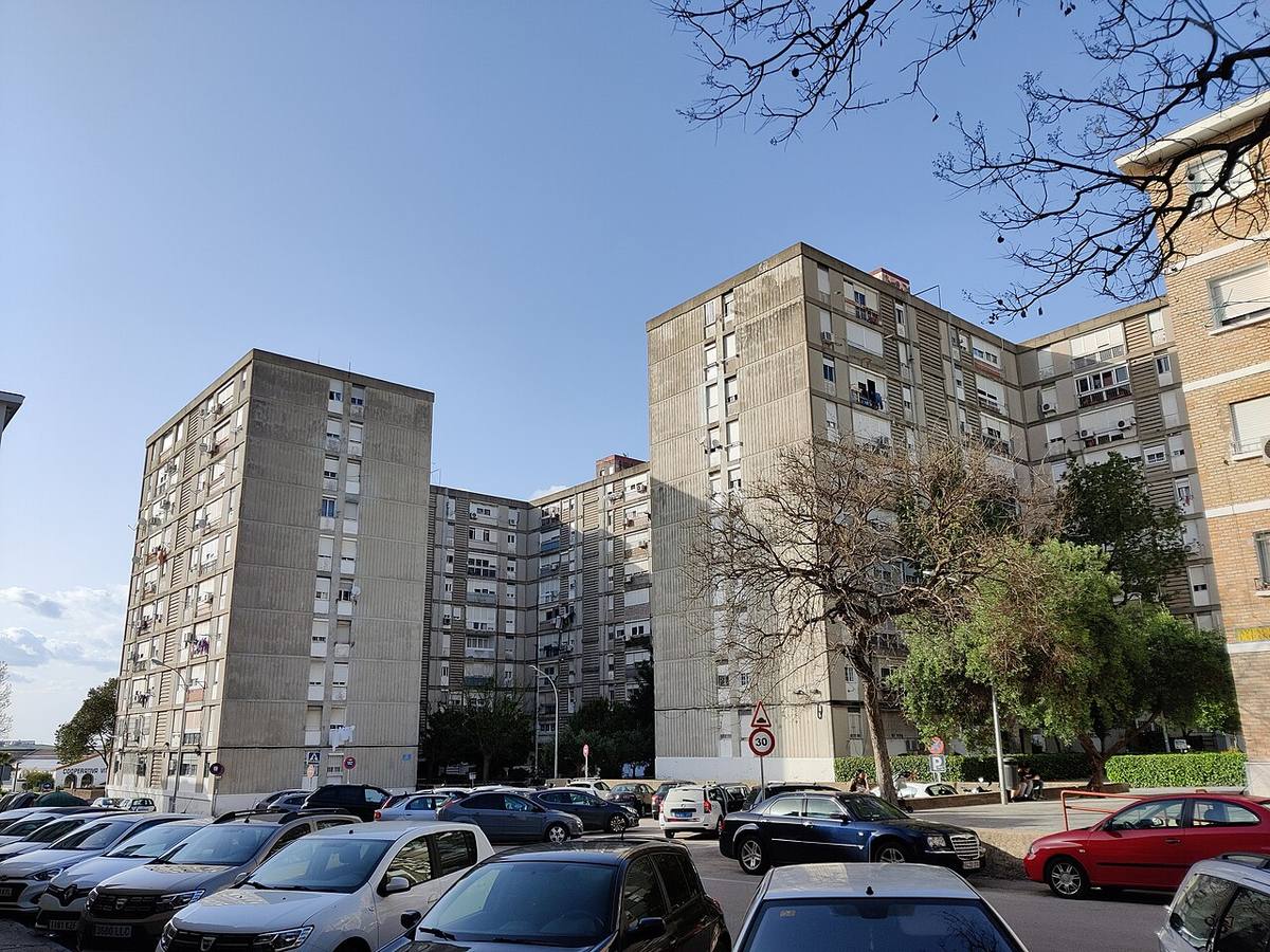 Bloques de viviendas plurifamiliares en una zona urbana.
