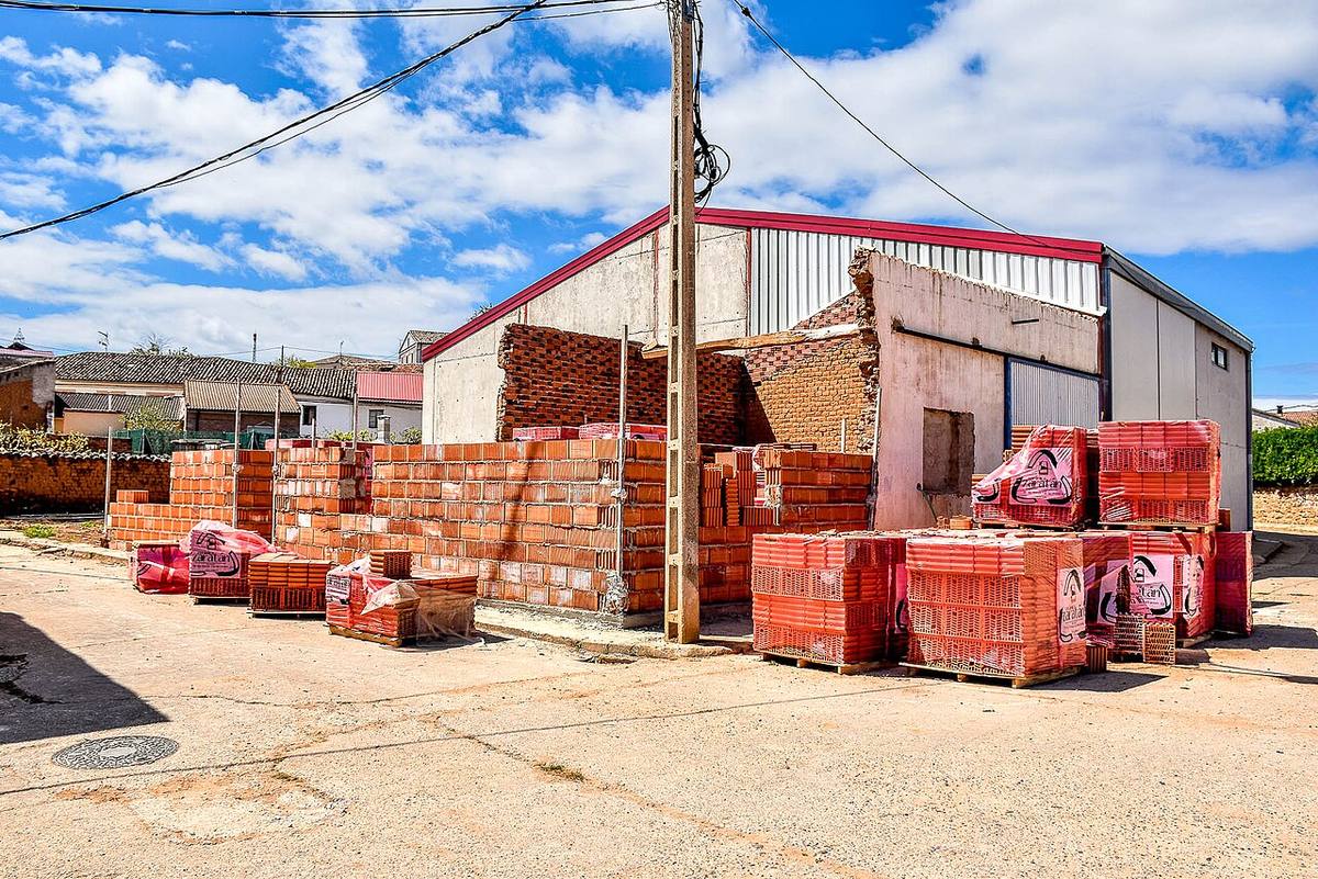 Materiales de construcción apilados para una obra de vivienda en Sandoval de la Reina.