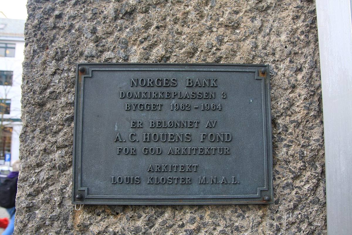 Placa identificativa del Norges Bank en un edificio.