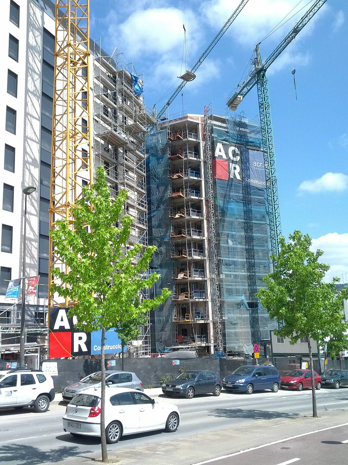 Grúas de construcción en el desarrollo de nuevos edificios residenciales.