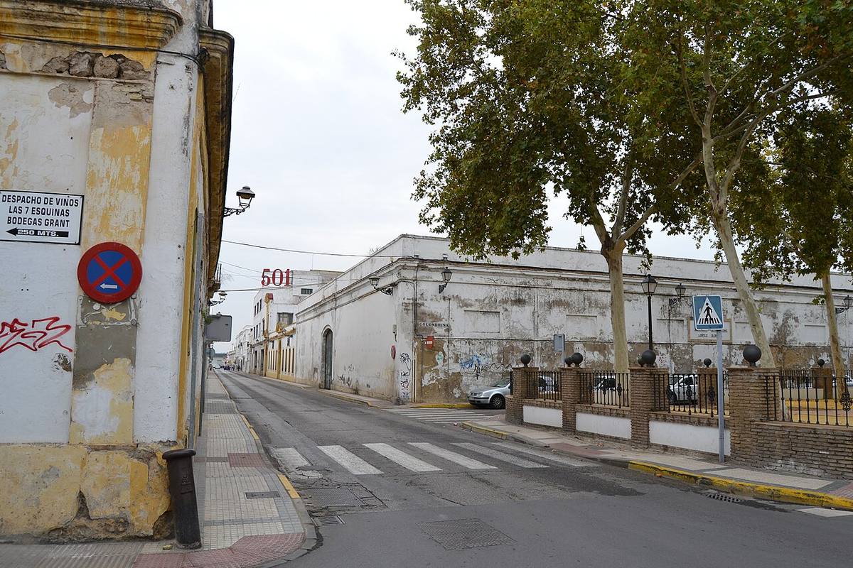 Antiguas bodegas en la calle Valdés, zona donde se ubicará la nueva promoción.